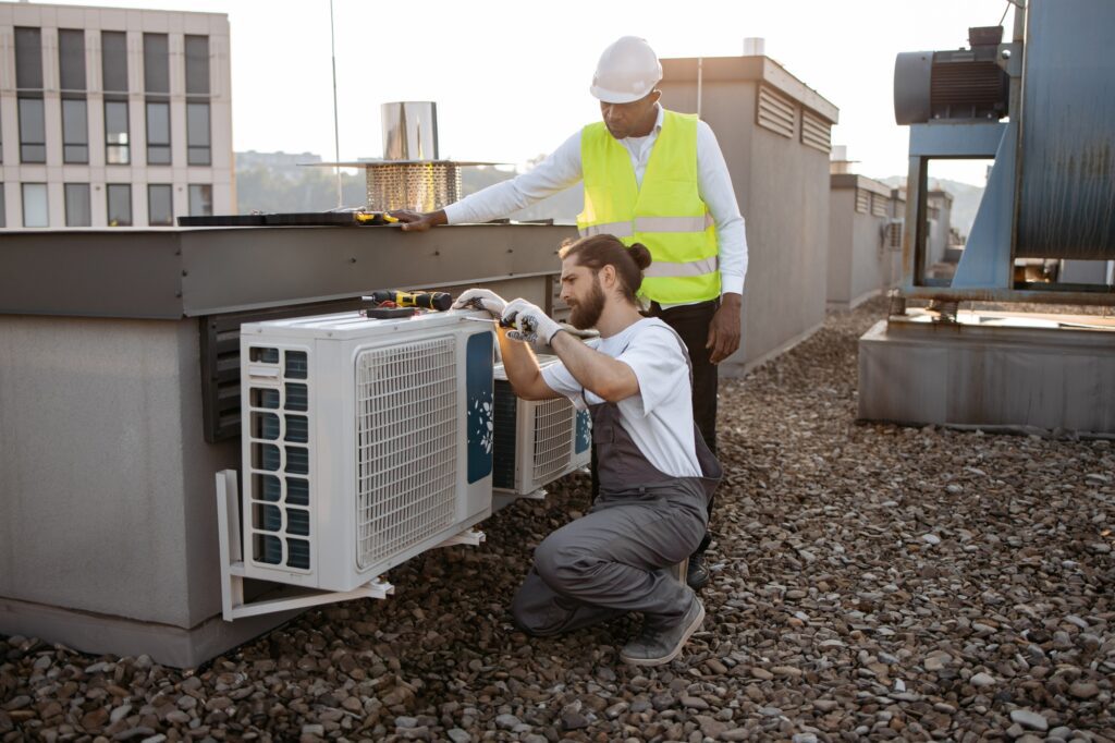 Climatisation chauffage et plomberie à Lyon Ankial - diverse plant workers repairing air conditioner on rooftop Ankial Ankial https://climatisation-lyon.com climatisation lyon climatisation lyon,chauffagiste lyon,plomberie lyon