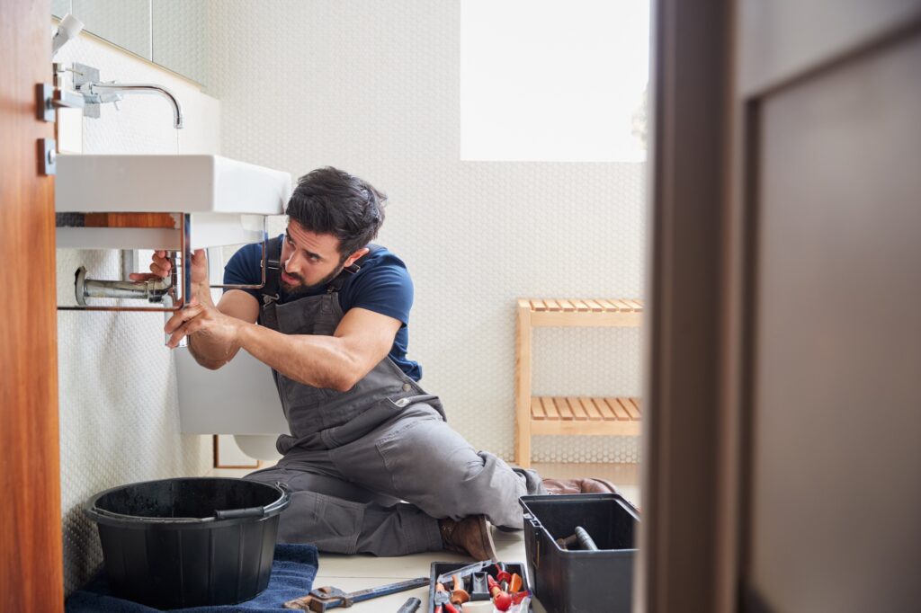 Climatisation chauffage et plomberie à Lyon Ankial - male plumber working to fix leaking sink in home bathroom Ankial Ankial https://climatisation-lyon.com climatisation lyon climatisation lyon,chauffagiste lyon,plomberie lyon