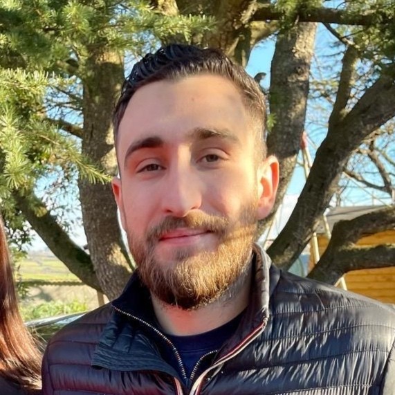 portrait d un technicien chauffagiste de l equipe Ankial en intervention dans la region lyonnaise