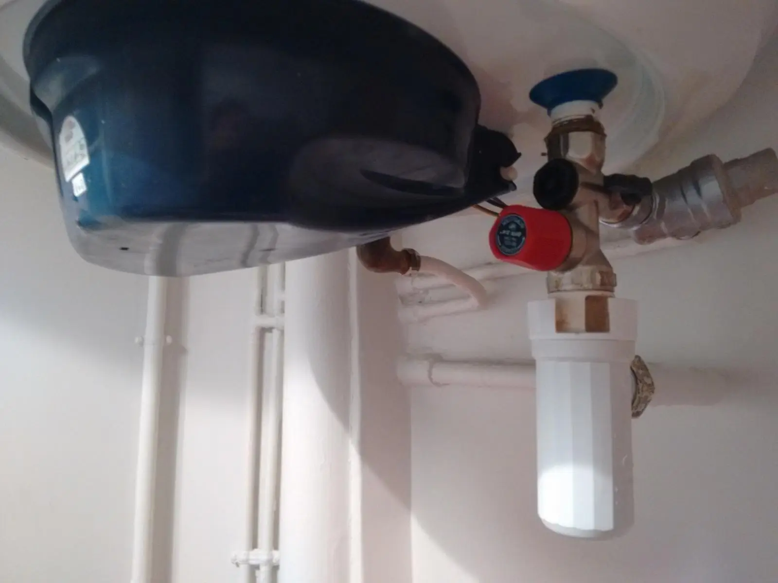 Climatisation chauffage et plomberie à Lyon Ankial - ballon d eau chaude electrique avec groupe de securite rouge et filtre anticalcaire raccordes en cuivre Ankial Ankial https://climatisation-lyon.com ballon eau chaude lyon Ballon d eau chaude électrique avec groupe de sécurité rouge et filtre anticalcaire raccordés en cuivre