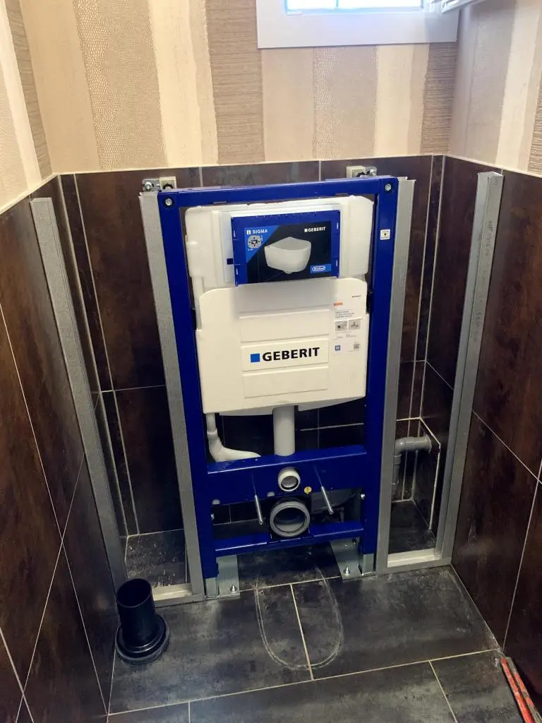 Climatisation chauffage et plomberie à Lyon Ankial - bati support geberit sigma fixe pour pose de wc suspendu mur carrele fonce et reservations d evacuations apparentes Ankial Ankial https://climatisation-lyon.com wc suspendu lyon Bâti-support Geberit Sigma fixé pour pose de WC suspendu, mur carrelé foncé et réservations d évacuations apparentes