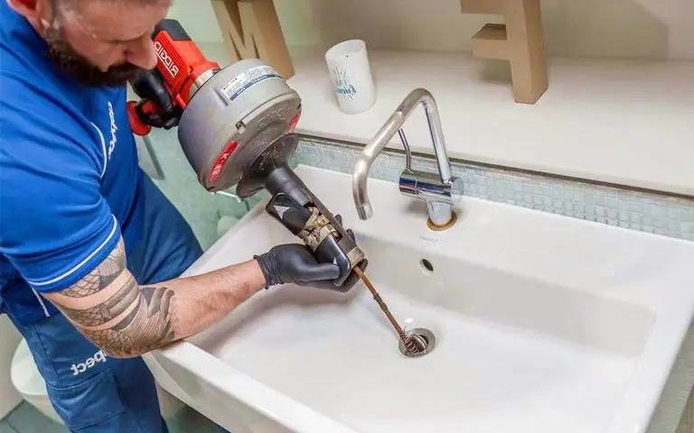 remplacement d'un lavabo de salle de bain à Décines