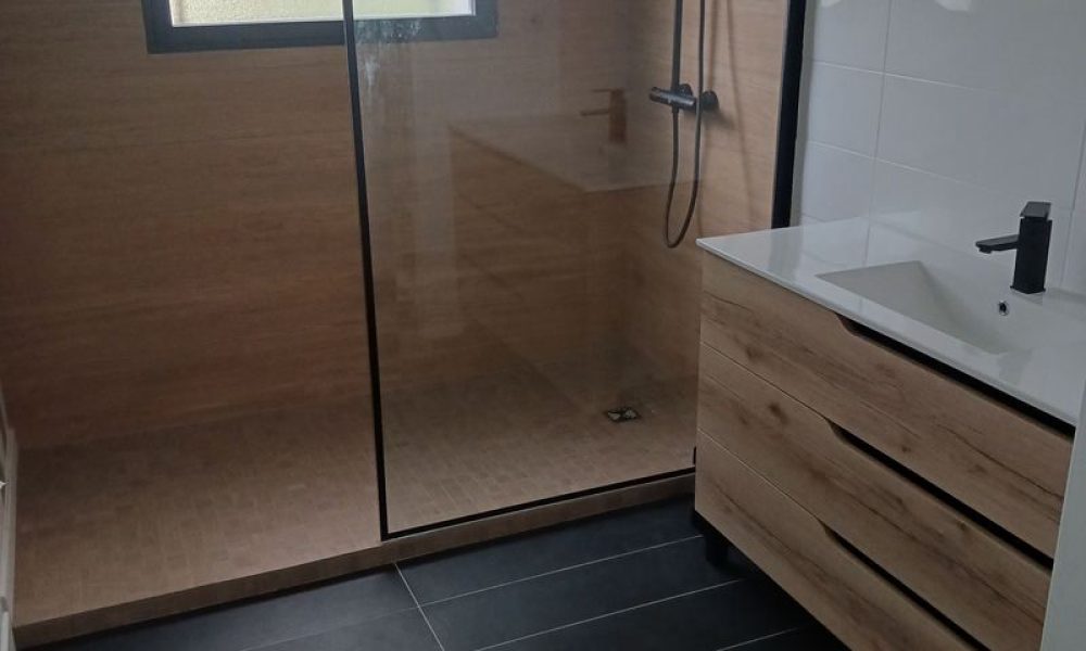 Pose d’une douche italienne et meuble vasque à Saint-Priest Ankial